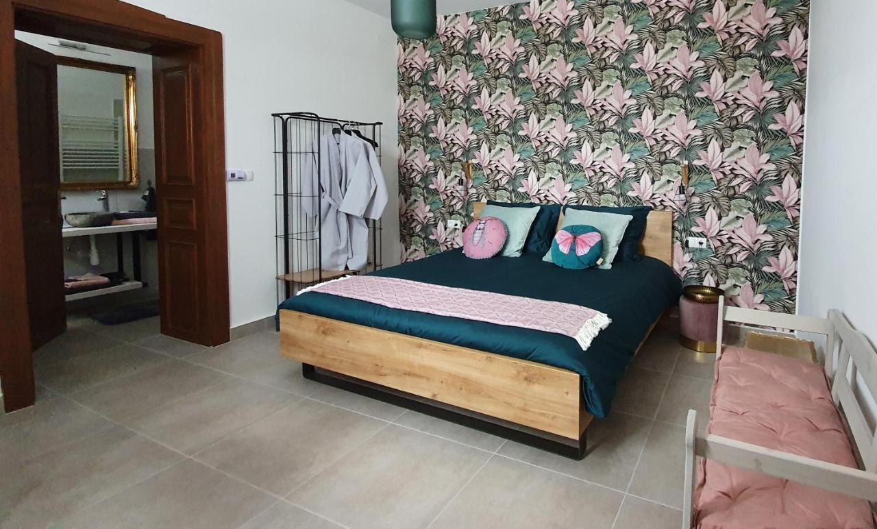 Tisza White House Bed & Breakfast Tiszaszolos Екстериор снимка