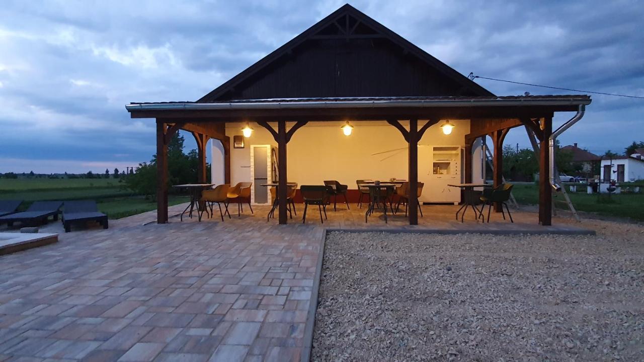 Tisza White House Bed & Breakfast Tiszaszolos Екстериор снимка