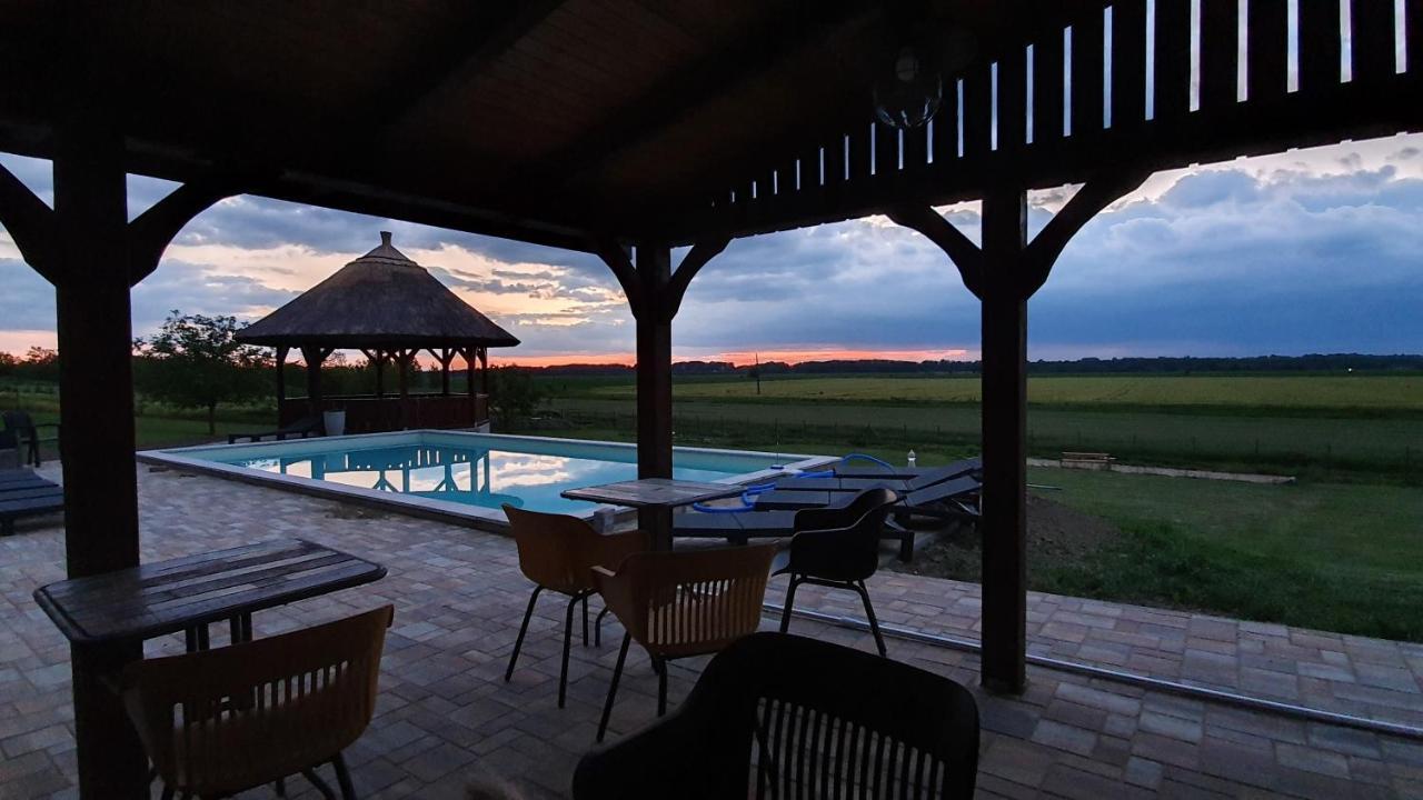Tisza White House Bed & Breakfast Tiszaszolos Екстериор снимка