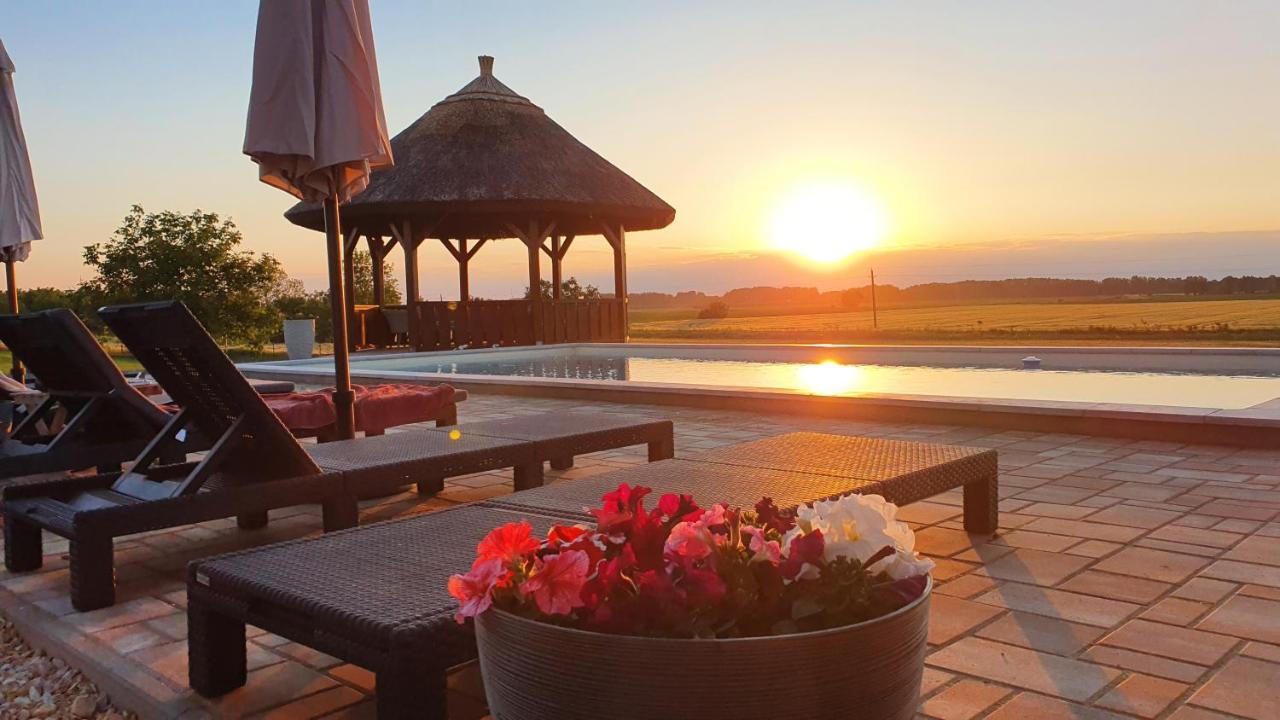 Tisza White House Bed & Breakfast Tiszaszolos Екстериор снимка