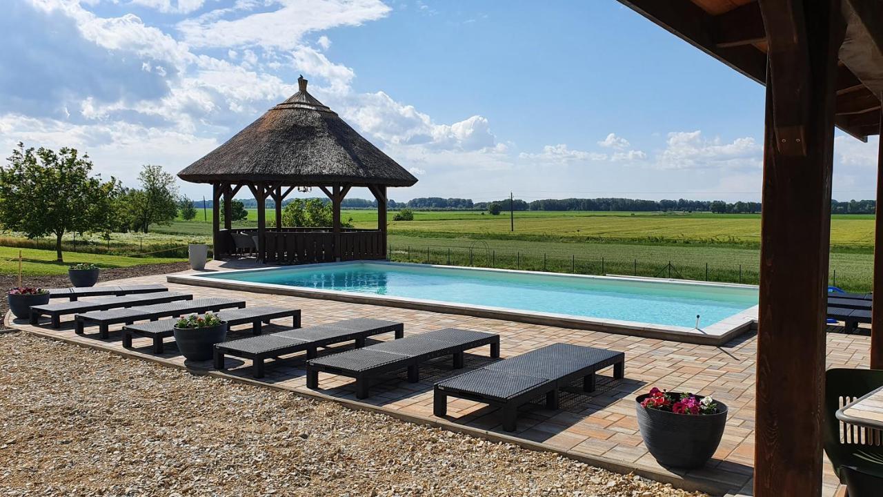 Tisza White House Bed & Breakfast Tiszaszolos Екстериор снимка