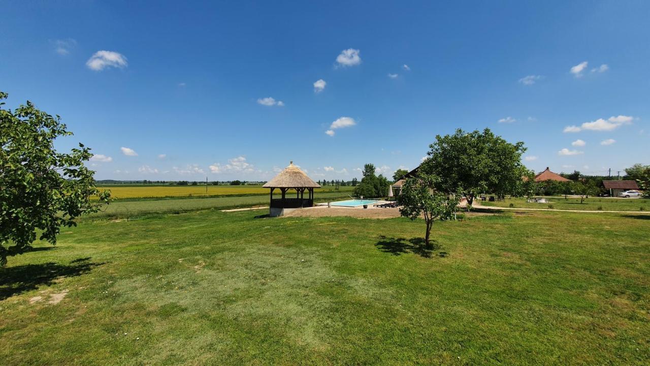 Tisza White House Bed & Breakfast Tiszaszolos Екстериор снимка
