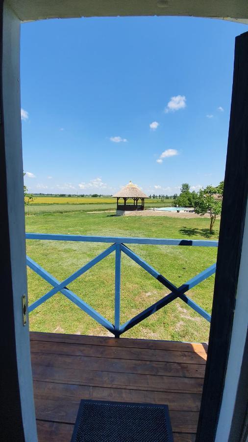 Tisza White House Bed & Breakfast Tiszaszolos Екстериор снимка