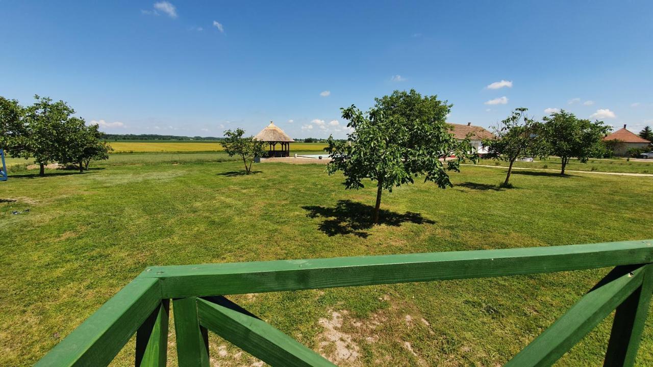 Tisza White House Bed & Breakfast Tiszaszolos Екстериор снимка