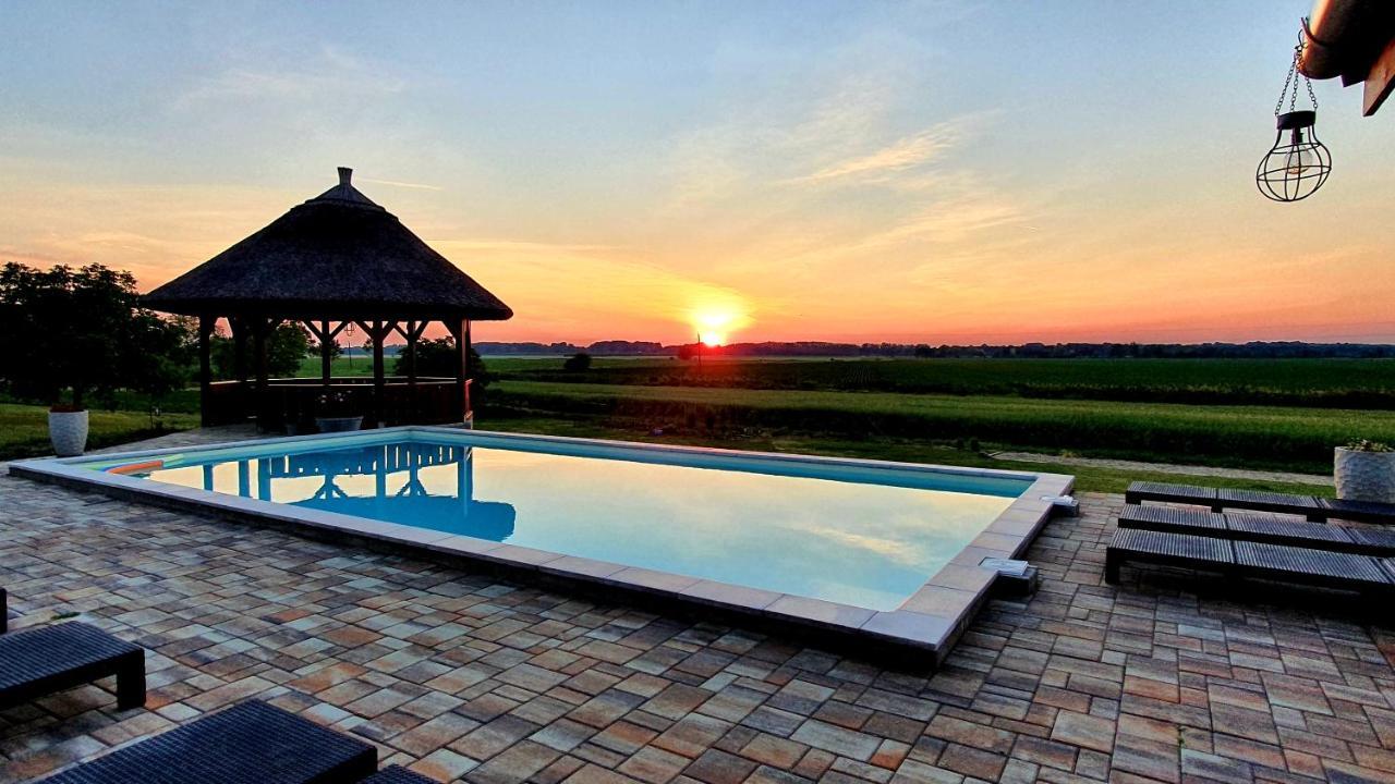 Tisza White House Bed & Breakfast Tiszaszolos Екстериор снимка