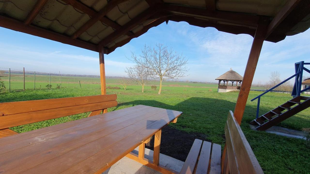 Tisza White House Bed & Breakfast Tiszaszolos Екстериор снимка