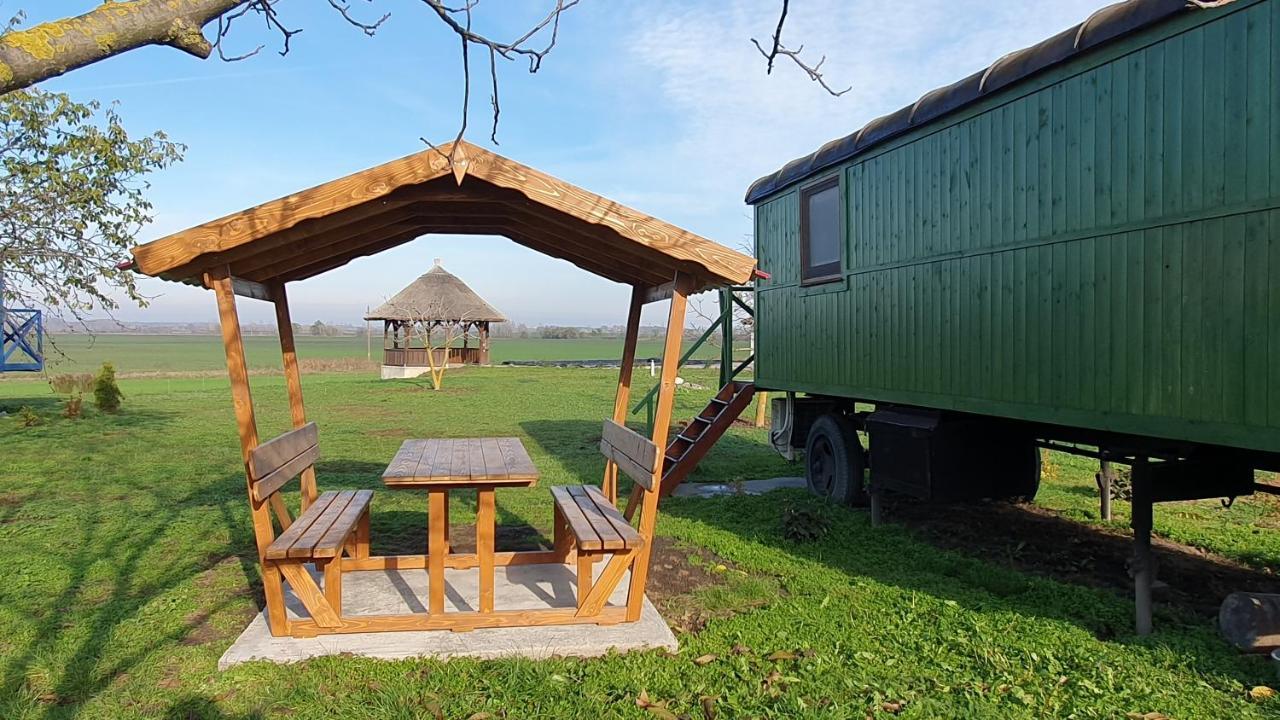 Tisza White House Bed & Breakfast Tiszaszolos Екстериор снимка