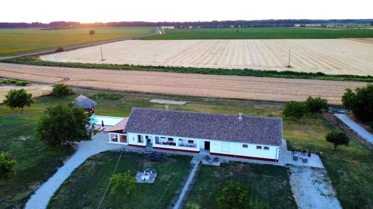 Tisza White House Bed & Breakfast Tiszaszolos Екстериор снимка