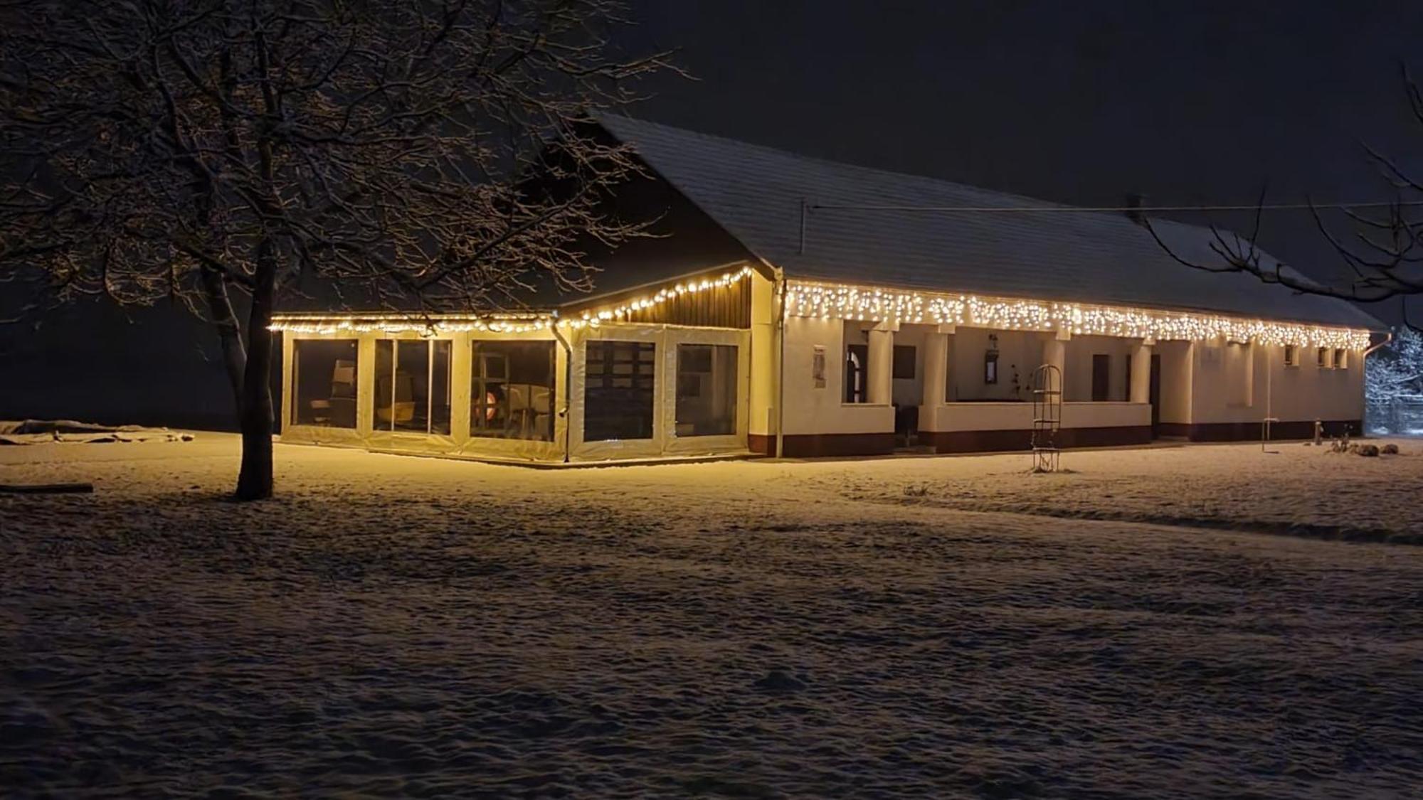 Tisza White House Bed & Breakfast Tiszaszolos Екстериор снимка