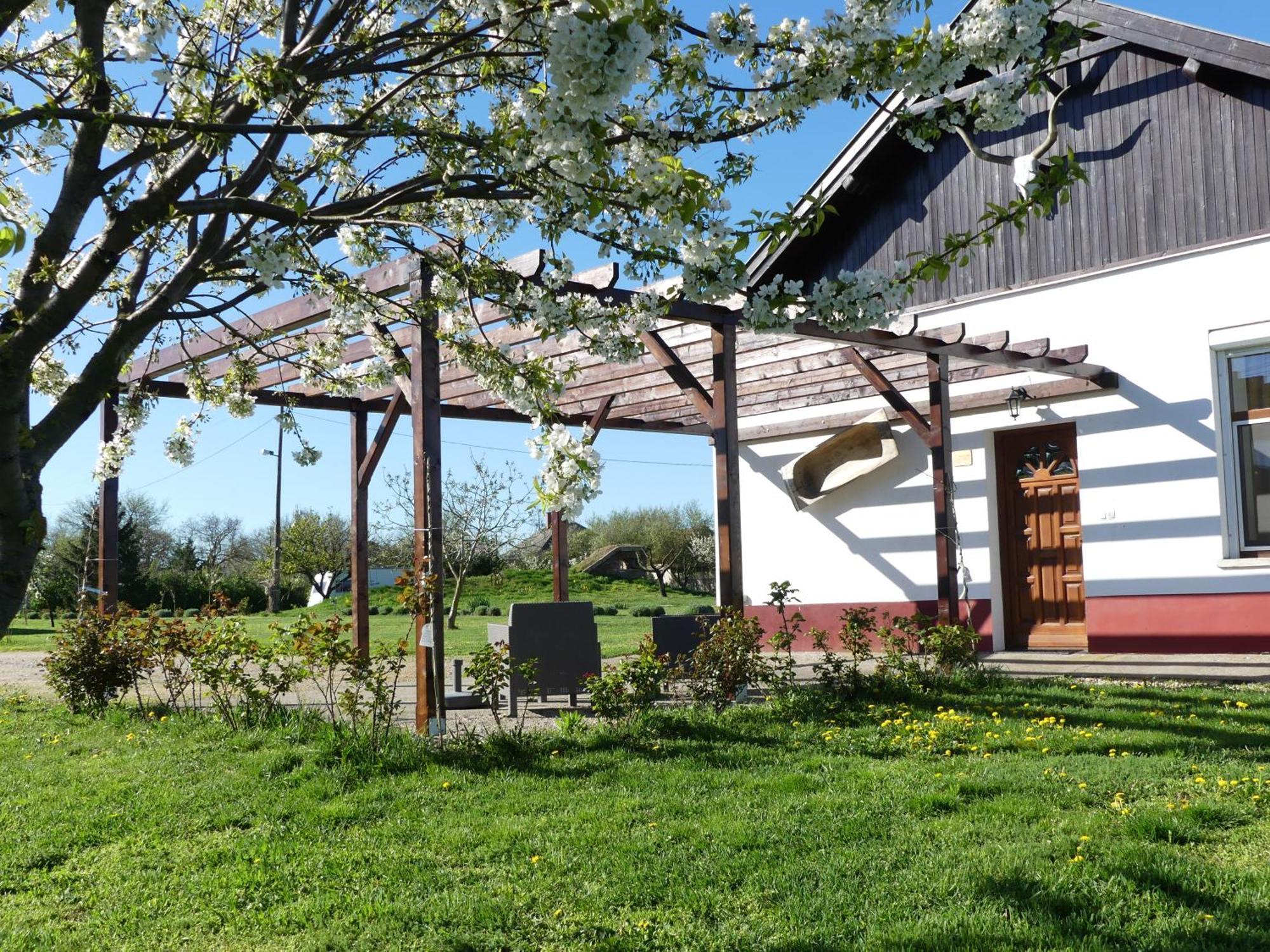 Tisza White House Bed & Breakfast Tiszaszolos Екстериор снимка