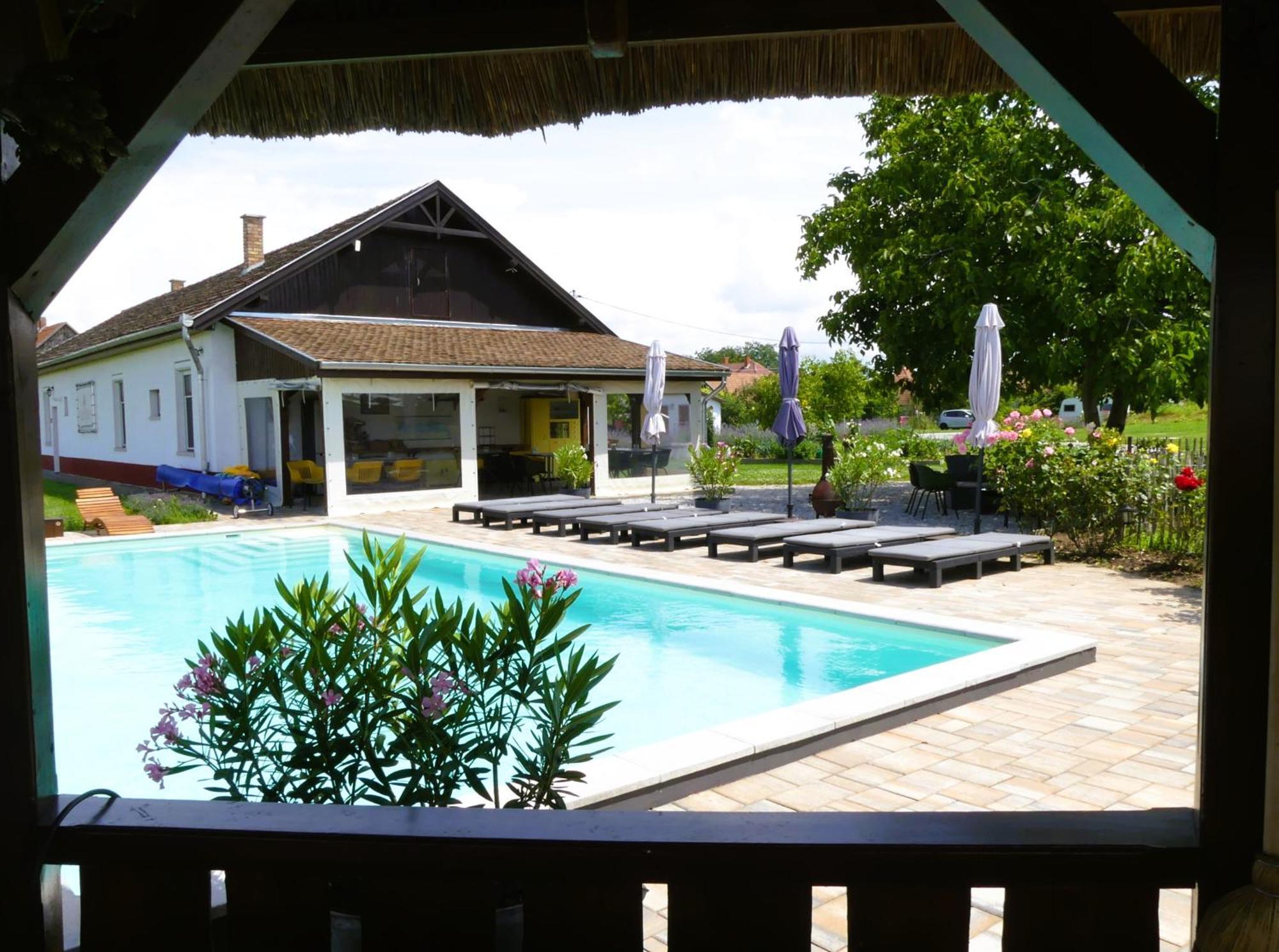 Tisza White House Bed & Breakfast Tiszaszolos Екстериор снимка